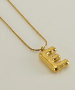 Collar con Inicial de Acero Inoxidable - Letra "E" Dorada
